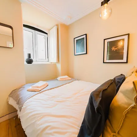 & Spacious 4 1 Bed Apartment *