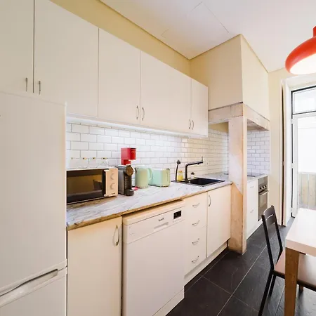 Apartment & Spacious 4 1 Bed *