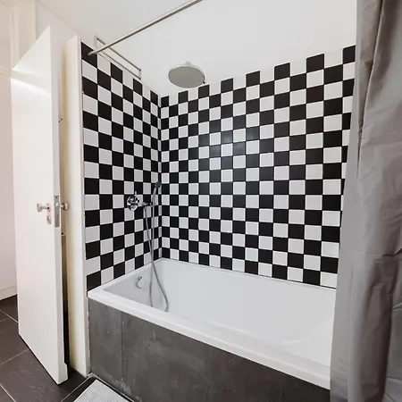 & Spacious 4 1 Bed *